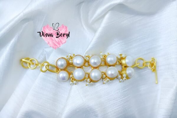 Glossy pearl bracelet