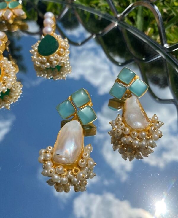 Row pearls earrings